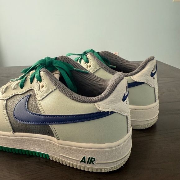 Big Kid's Nike Air Force 1 LV8 1 Light Silver/Deep Royal Blue (FB9035 001) - 6Y - Picture 2 of 10